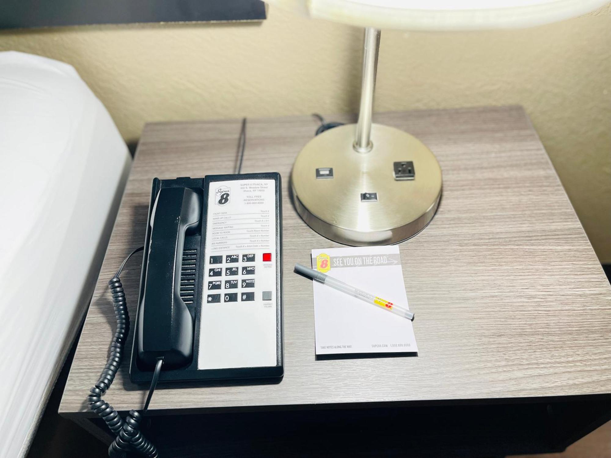 Super 8 By Wyndham Ithaca Hotel Buitenkant foto