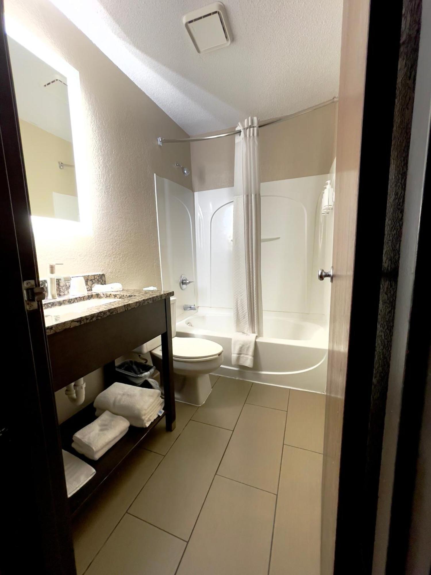 Super 8 By Wyndham Ithaca Hotel Buitenkant foto