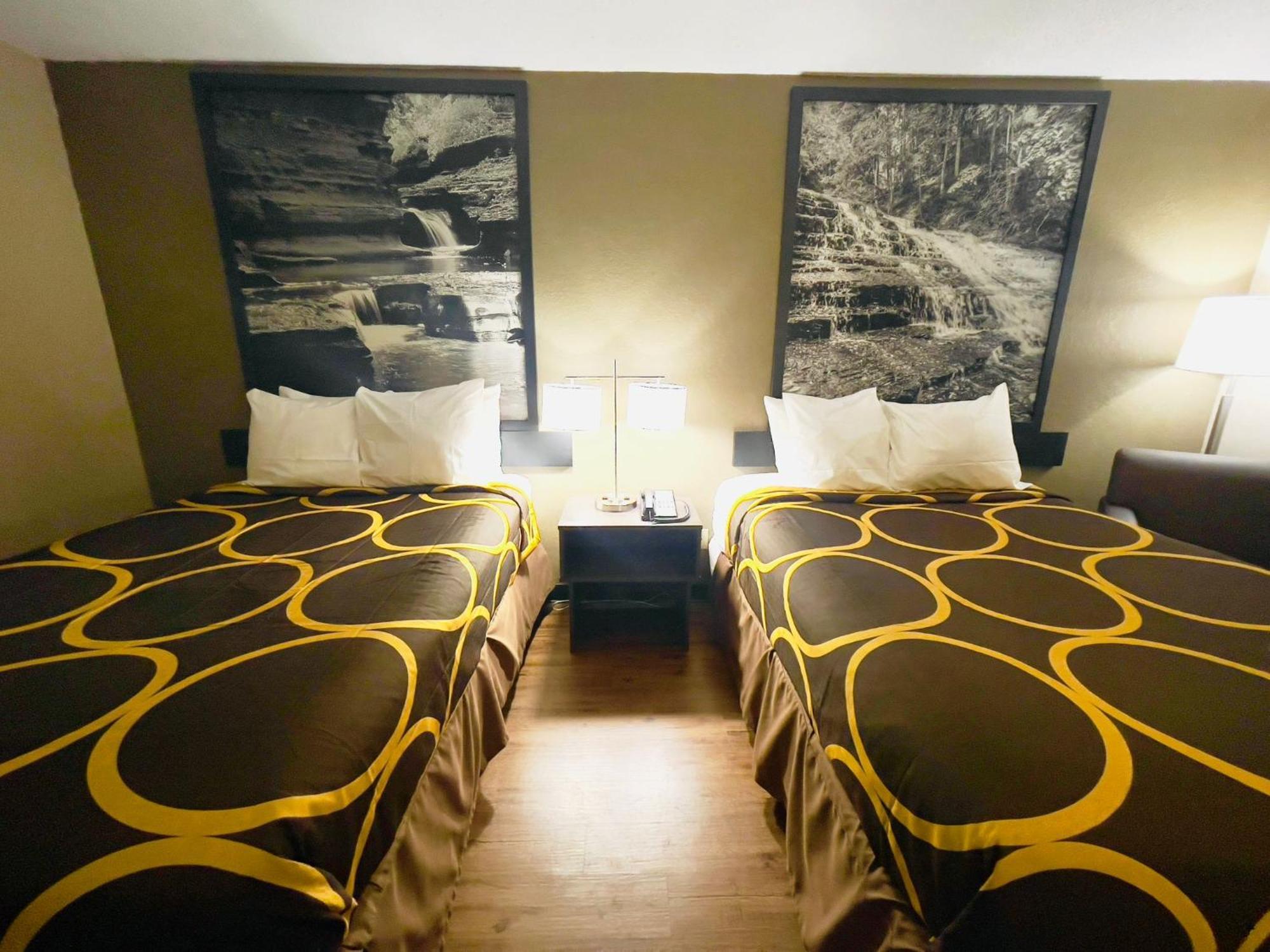 Super 8 By Wyndham Ithaca Hotel Buitenkant foto